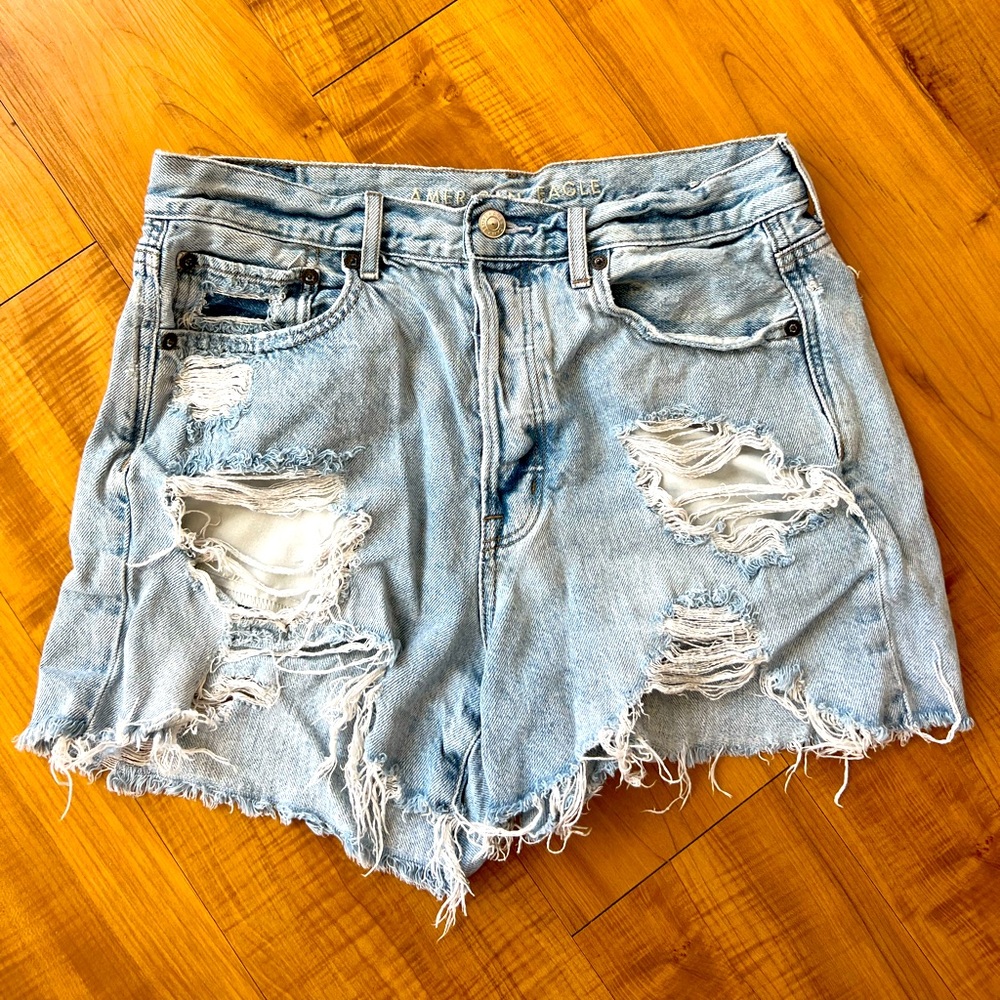 American Eagle mom jean shorts light wash size 8